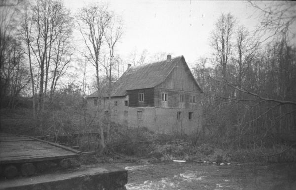 Varangu vesiveski Selja jõel, 1998. EVM N 384:275, Eesti Vabaõhumuuseum EVM, http://www.muis.ee/museaalview/2173876.