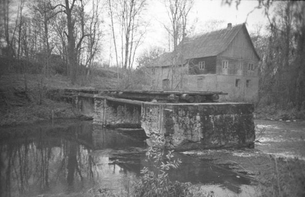 Varangu vesiveski ja veskisild Selja jõel, 1998. EVM N 384:276, Eesti Vabaõhumuuseum EVM, http://www.muis.ee/museaalview/2173878.