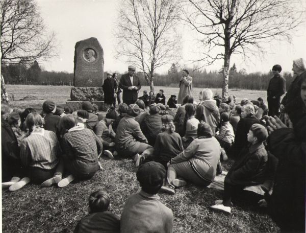 Looduskaitsepäev Kreutzwaldi sünnikohas, 1972. Õpilased kuulavad Osvald toominga esinemist. DrKM F 256:1, Dr. Fr.R. Kreutzwaldi Memoriaalmuuseum, http://www.muis.ee/museaalview/976614. 
