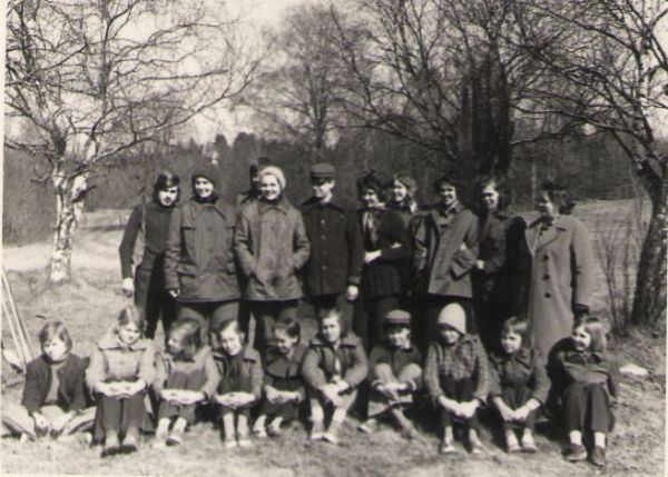 Väike-Maarja õpilased looduskaitsepäeval Fr. R. Kreutzwaldi sünnikohas. Jõepere, 8.05.1976., DrKM F 262:5, Dr. Fr.R. Kreutzwaldi Memoriaalmuuseum, http://www.muis.ee/museaalview/972043. Taga 10. klass, ees 7. klass. Teises reas paremal bioloogiaõpetaja Irene Paabu. 