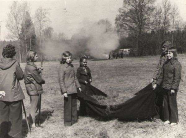 Õpilased looduskaitsepäeval Fr. R. Kreutzwaldi sünnikohas pargis koristamas. Jõepere, Foto: Eduard Leppik, 8.051976., DrKM F 262:8, Dr. Fr.R. Kreutzwaldi Memoriaalmuuseum, http://www.muis.ee/museaalview/972046. 