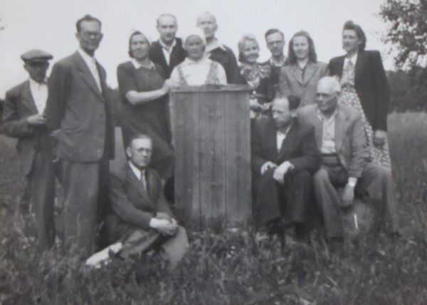 Foto: E. Selleke, 11.07.1950. Seisab vasakult viies kohalik teejuht. Eesti Kirjandusmuuseumi kogu.