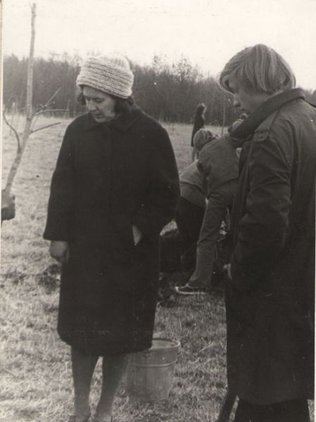 Luuletaja Debora Vaarandi koos kooliõpilastega mälestusmärgi juurde tamme istutamas, 8.06.1976. DrKM F 262:2, Dr.Fr.R.Kreutzwaldi Memoriaalmuuseum, http://www.muis.ee/museaalview/972040.