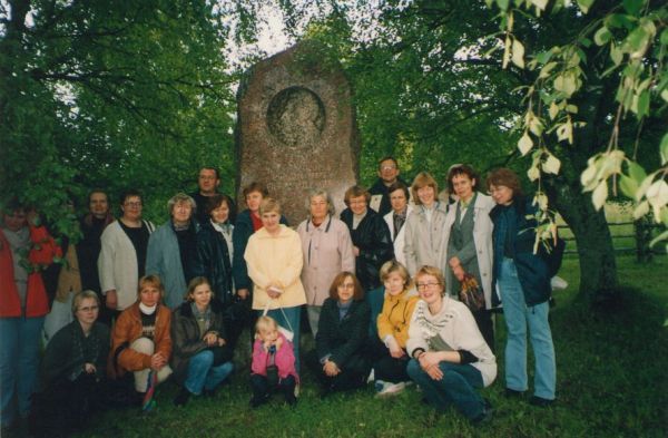 Muuseumi töötajate matk Kreutzwaldiga seotud paikadesse, 20.06.2003. DrKM F 391:5/n, Dr.Fr.R.Kreutzwaldi Memoriaalmuuseum, http://www.muis.ee/museaalview/973426. 