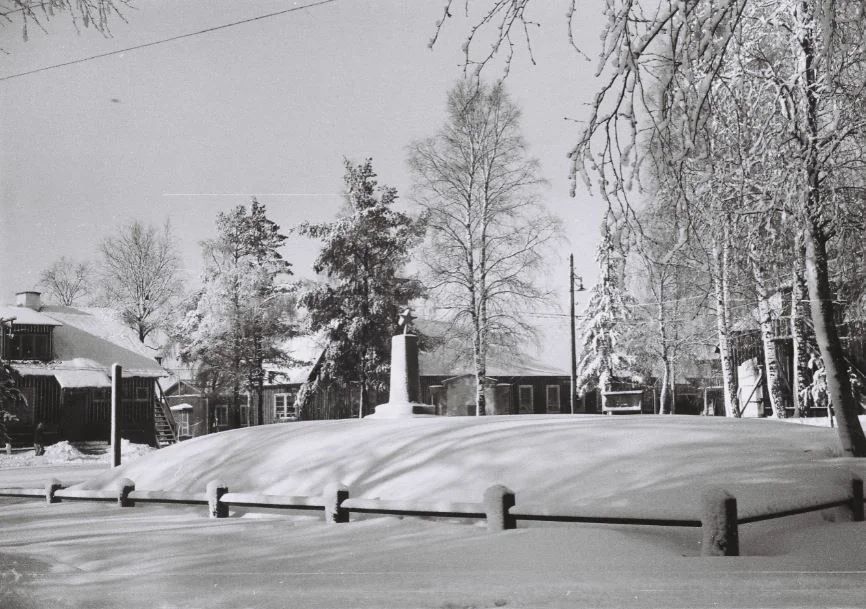 1958. Reet Tamm. Puidust obelisk Nõukogude sõdurite kalmukünkal. https://tapamuuseum.ee/lehtse/rabasaare/malestusmark/. 