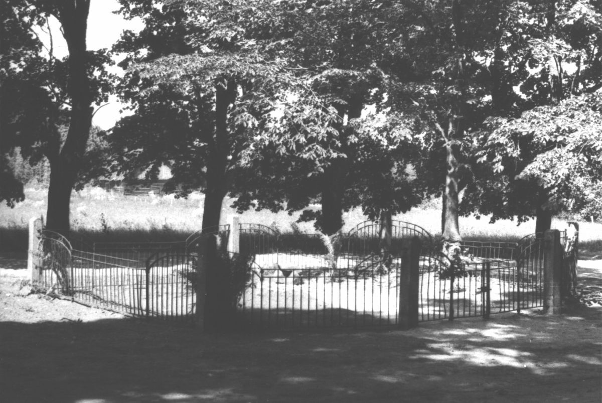 Foto: P. Pillak, juuni 1988. Taastatud monumenti veel ei ole. 