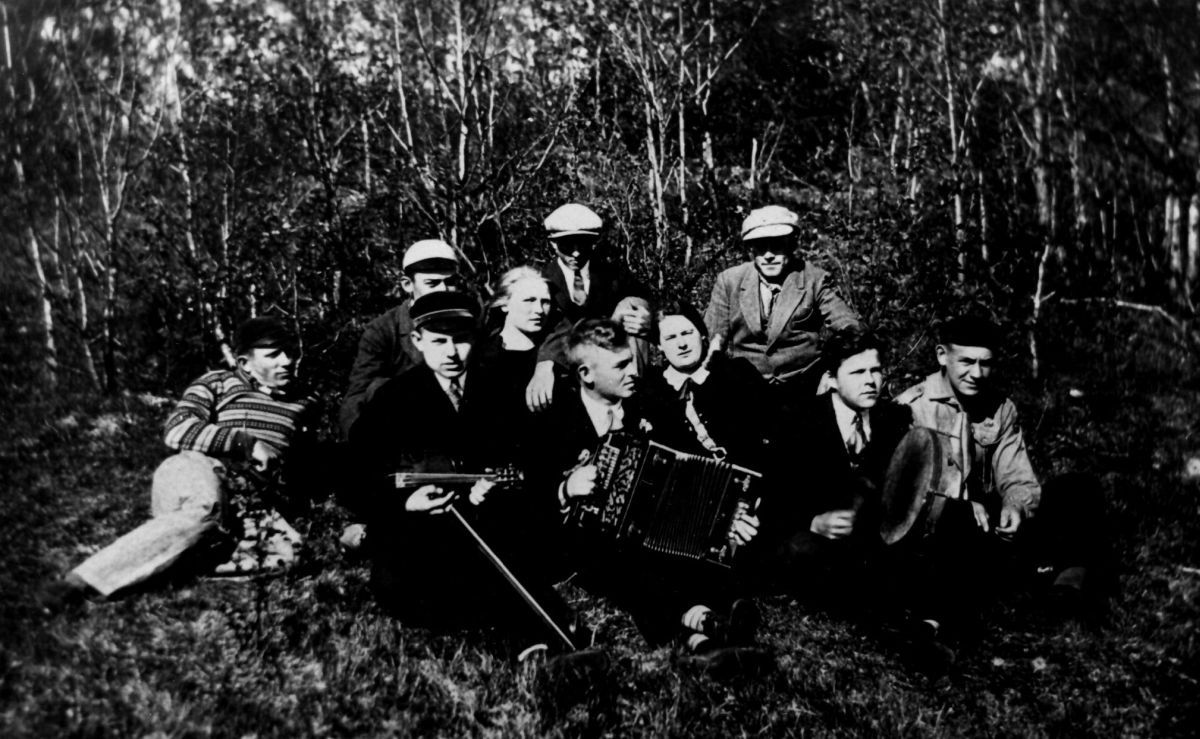 Foto: Vinni NST arhiiv. Koguküla noored, Täks viiuliga