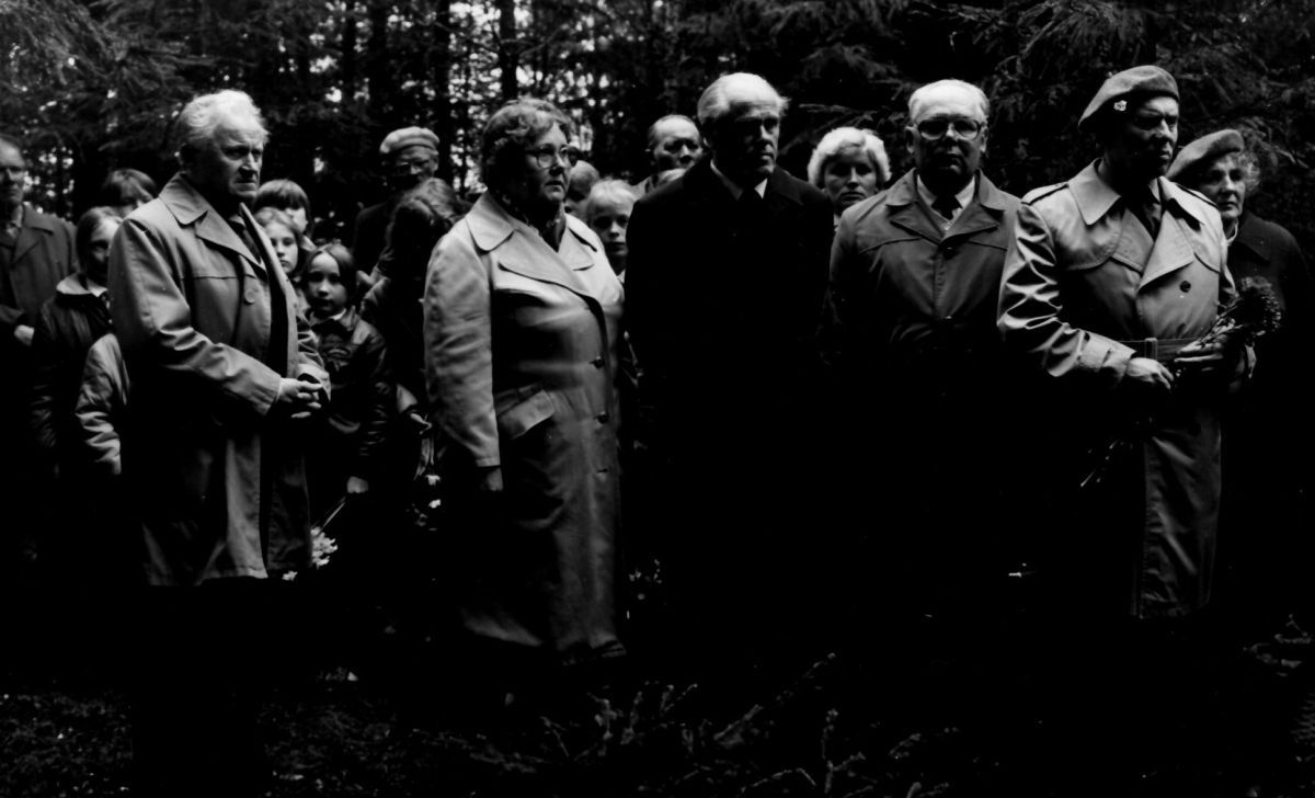 Foto: Vinni NST arhiiv. Esiplaanil vasakult Vinni NST endine partorg August Kondoja, Viru-Jaagupi 9-kl kooli õppealajuhataja , koduloolane Aliise Vaasma, Vinni NSt direktor Heino Kalleste, Arnold Allik, Vinni NST AÜ komitee esimees Feliks Klemets, Kallste kõrval tagareas Viru-Jaagupi kooli laulmisõpetaja. 