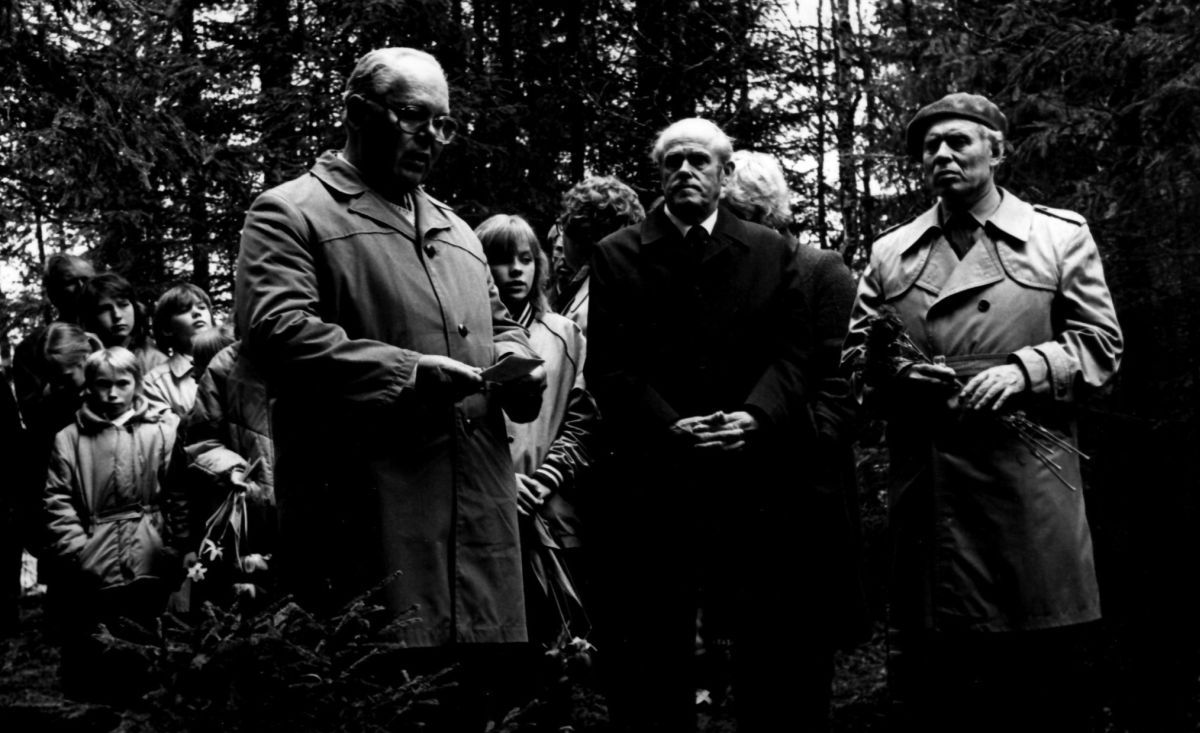 Foto: Vinni NST arhiiv. Mõrvatud Hans Kuriksist kõneleb Kulina 8-kl kooli direktor Arnold Allik. 
