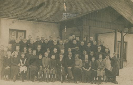 Unukse kõrgema algkooli õpilased 25.02.1922 , RM F 1704:1, Virumaa Muuseumid SA, http://www.muis.ee/museaalview/1335635. 