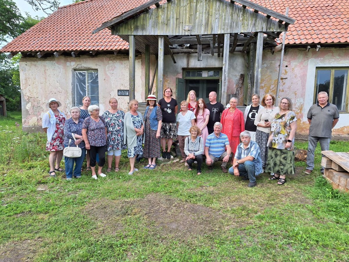 Viru-Nigula Koduloomuuseumi Facebooki lehel on fotod toimunud üritusest. Ühel neist on näha ka mõisa/endise koolimaja hoonel olevast mälestustahvlist, https://www.facebook.com/photo?fbid=1224234426168837&amp;set=pcb.1224240289501584. Foto: autor?